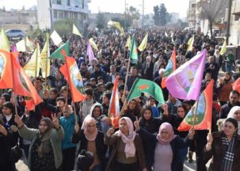 Bi hezaran Kobanî li dijî êrişan meşiyan