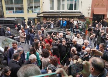 Heyetê Îmraliyî bi sloganê ‘Bijî Serok Apo’ ame pêşwazîkerdiş