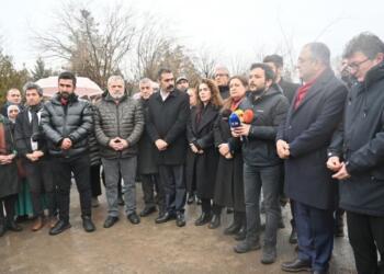 Nûnerên saziyan kesên di erdhejê de mirin bibîranîn