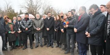 Nûnerên saziyan kesên di erdhejê de mirin bibîranîn