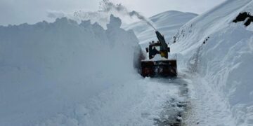 Barîna berfê li Wanê rêya 264 gundan girt