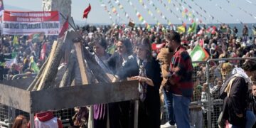 Li ber Derya Egeyê dirûşma ‘Bijî Serok Apo’ berz dibe