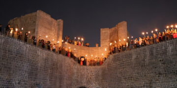 Li Sûrên Amedê bi meşaleyan Newroz pîroz kirin