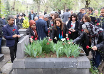 Bi boneya cejnê Vedat Aydin li ser gora xwe hat bibîranîn