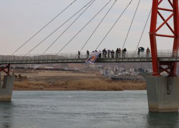 Pankarta ‘Jin jiyan azadî’ bi pirê ve daliqandin