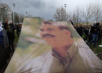 Ciwanan posterê gird yê Abdullah Ocalanî berz kerd