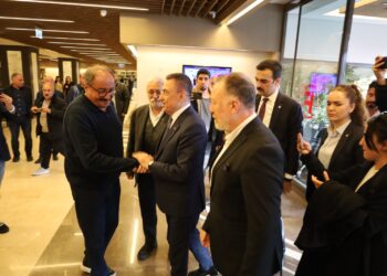 Seranserî rojê gelek şande û kesayetan serdana Onder kirin