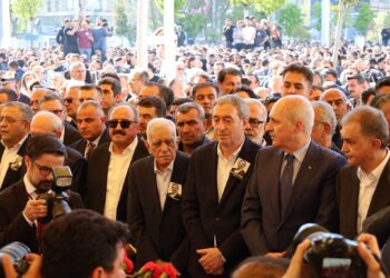 Deh hezaran Sirri Sureyya Onder spartin axê