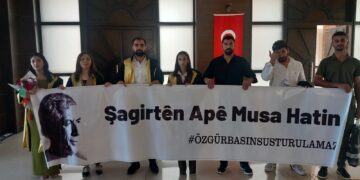 Zanîngehê pankarta Apê Mûsa ya bi Kurdî asteng kir!