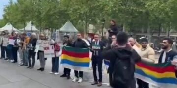 Sûriyeyiyan li pêş Qesra Elysee çalakî li dar xistin