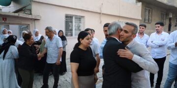 Bi girseyî serdana Naîf İşçi ku piştî 15 salan hat berdan kirin
