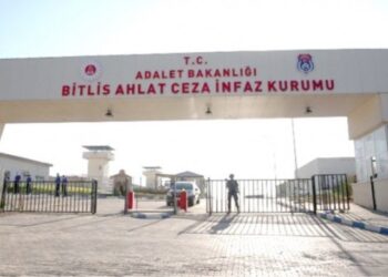 Li Girtîgeha Xelatê êrişî girtiyan kirin
