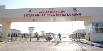 Li Girtîgeha Xelatê êrişî girtiyan kirin