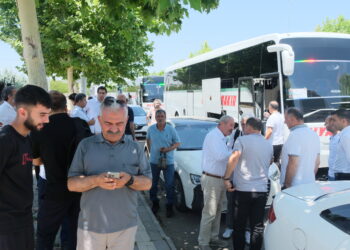 Ji bo merasîma çek şewitandinê ji Amedê bi rê ketin