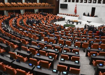 ‘Wa pêro komelî tede ca bigîrê’