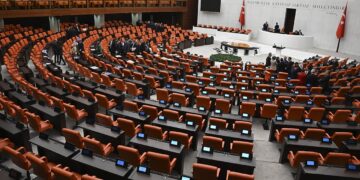 ‘Wa pêro komelî tede ca bigîrê’