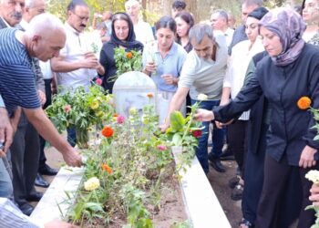 Rojnameger Huseyîn Denîz li ser gora xwe hat bîranîn