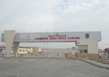 Gardiyan girtiyan tahrîk dikin