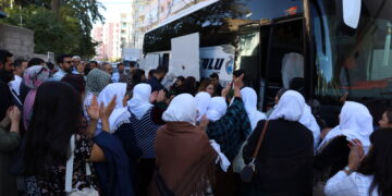 Jinên Wanî ji bo meşê ber bi Amedê ve bi rê ketin