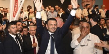 Rêveberiya CHPa Stenbolê ji wezîfeyê hate girtin