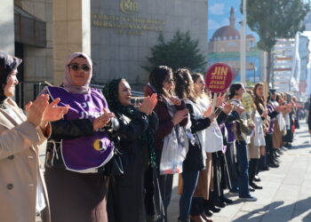 Jinan li Wanê zincîra mirovan pêk anî