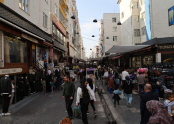 Dengê balafirên şer xelkê Amedê bêzar dike: Bila êdî balafirên şer nefirin