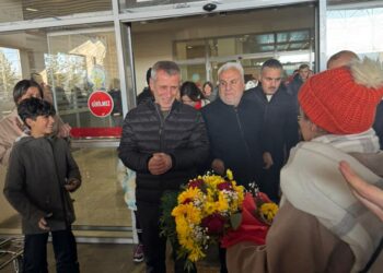 Metîn Toprak piştî 30 salan bi kulîlkan hate pêşwazîkirin