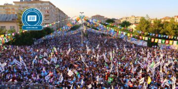 Amed carek din mazûvaniya mitîngeke dîrokî dike
