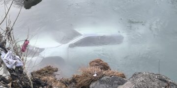 Li Elkê wesayîtek firiya çem: 3 kes birîndar bûn