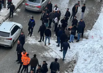 Berf û cemeda ji ser banê avahiyekê hat, jineke ciwan kuşt