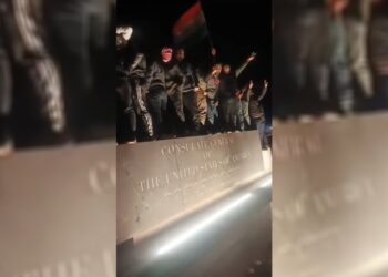 Bi hezaran Hewlêrî li ber Balyozxaneya Amerîkayê ne