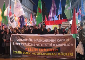 Li Îzmîrê gel dorpêça polîsan şikand û meşiya