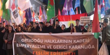Li Îzmîrê gel dorpêça polîsan şikand û meşiya