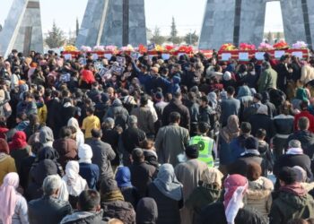 Xelkê Kobanê cangoriyên xwe spart axê