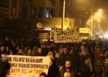 Bakur ji bo Rojava li ser piya ye: Li Mêrsînê bi hezaran kes meşiya