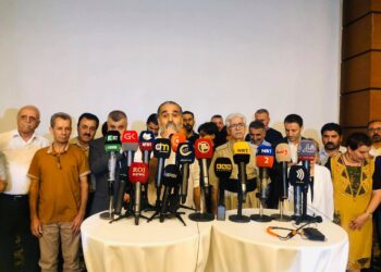 Heyetêkê hunermendanê kurdan şono Rojava