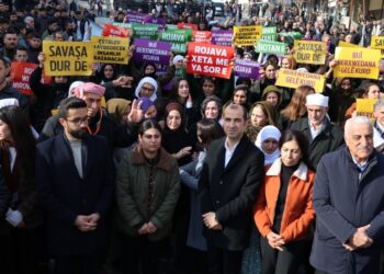 Bayindir: Li wir top û bombe û li vir stranên aştiyê nabe