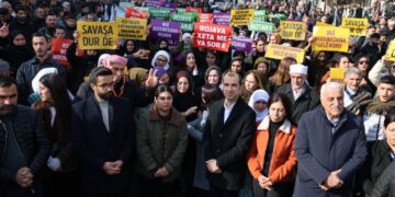 Bayindir: Li wir top û bombe û li vir stranên aştiyê nabe