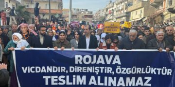 Li Cizîra Botan bi hezaran kes ji bo Rojava meşiya