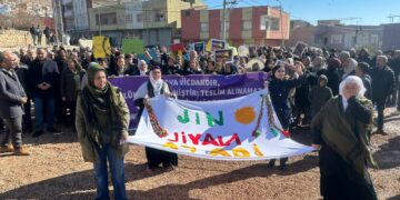 Xelkê Dêrika Mêrdînê ji bo Rojava meşiya