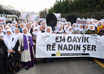 Dayikên Aştiyê li ber wezaretê bang kirin: Bila Hakan Fîdan îstîfa bike
