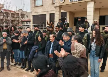 Şandeya hunermendên Kurd gihişt Rojava