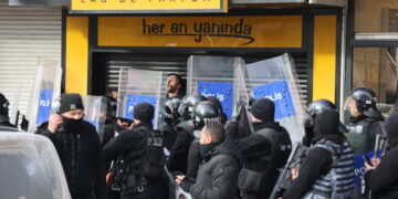 Polîsan êrişî ciwan û rojnamegeran kir: 2 ciwan hatin binçavkirin HATE NÛKIRIN