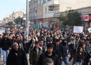 Ciwanên Wêranşarê astengiya polîsan bi keviran bersivandin