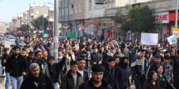Ciwanên Wêranşarê astengiya polîsan bi keviran bersivandin