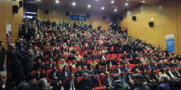 ‘Pirsgirêkên Amedê divê bi rêyên demokratîk bên çareserkirin’