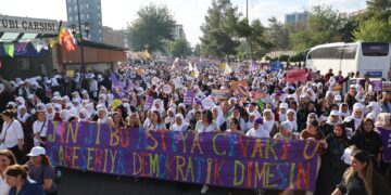 Dayikên Aştiyê: Heta ku Serokê me azad be em ê li ber xwe bidin