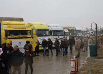 Alîkariya mirovî negihîşt Kobanê: 25 TIRên alîkariyê vegeriyan Amedê