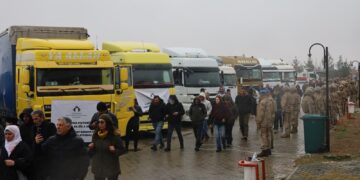 Alîkariya mirovî negihîşt Kobanê: 25 TIRên alîkariyê vegeriyan Amedê