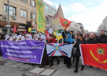 Li Mîdyadê banga gelan: Dorpêçê rakin, deriyan vekin